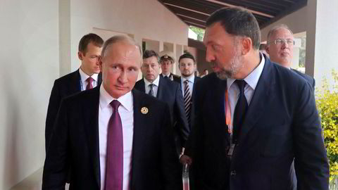 Den russiske metallmagnaten Oleg Deripaska (til høyre) nevnes oftest som kandidat til svartelisting av Vesten. Her sammen med president Vladimir Putin under et besøk i Vietnam i fjor høst.