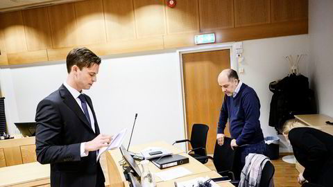 Kryptogründer Erik Solberg (til høyre) tapte mot Siemens i Asker og Bærum tingrett. Her fra forhandlingene torsdag 5. desember. Til venstre er advokat Jo Ørjasæther fra Wikborg Rein, som representerer Siemens.