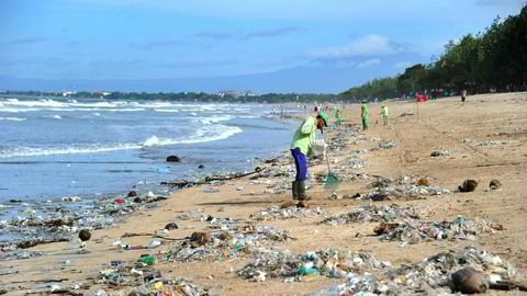 Søppelplukkere på øya Kuta. Bildet ble tatt 19 desember.
