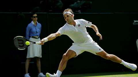 Det sveitsiske tennisesset Roger Federer inntok Wimbledon med det japanske tekstilmerkenavnet på brystet på mandag. Avtalen skal være verdt over 300 millioner dollar de neste ti årene.