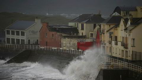 Stormen Ophelia har kommet til Irland og feier her inn over småbyen Lahinch i County Clare. To personer har foreløpig omkommet.