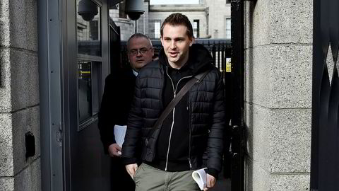 Max Schrems ankommer en rettssal i Dublin i Irland høsten 2017.