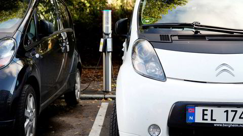 Å lade elbilen etter jobb eller når presset mot strømnettet er høyt, kan bli dyrere i framtida. Foto: Erlend Aas / NTB scanpix