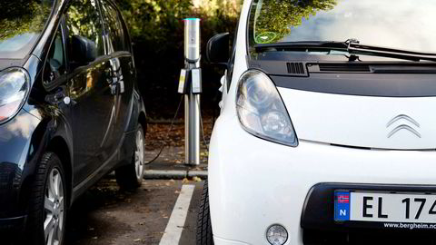 Å lade elbilen etter jobb eller når presset mot strømnettet er høyt, kan bli dyrere i framtida. Foto: Erlend Aas / NTB scanpix