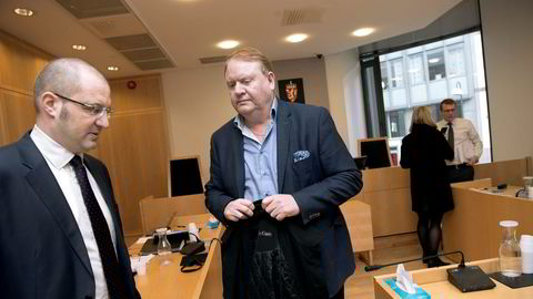 Fire år etter at han ble renvasket for korrupsjonsanklagene, forsøker Øyvind Hornnæss (til høyre) å få flere titall millioner i erstatning fra staten for straffeforfølgingen. Her med sin advokat Håkon Juell Hassel.