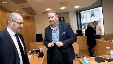 Fire år etter at han ble renvasket for korrupsjonsanklagene, forsøker Øyvind Hornnæss (til høyre) å få flere titall millioner i erstatning fra staten for straffeforfølgingen. Her med sin advokat Håkon Juell Hassel.