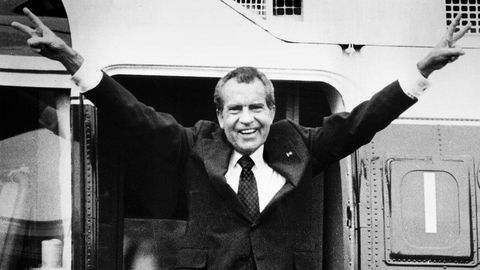 The End. Nixon på vei inn i helikopteret som skal frakte ham bort etter den dramatiske avgangen som USAs president 9. august 1974. Han tok et overraskende hjertelig farvel med sine nære medarbeidere.