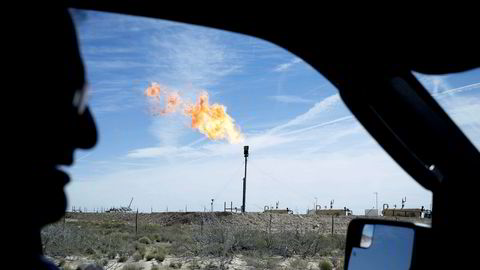 Mens Opecs oljeproduksjon fortsetter å falle pumpes det i USA stadig mer olje ut av bakken. Bildet viser en oljerigg nær Mentone, Texas.