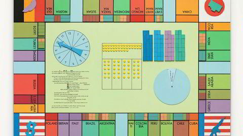 Politisk spill. Fahlström skapte «World Trade Monopoly» (1970) i flere varianter. De sterke fargene og tydelige symbolene peker mot popkunsten. Samtidig er dette politisk kunst – og et forsøk på interaksjon med publikum.