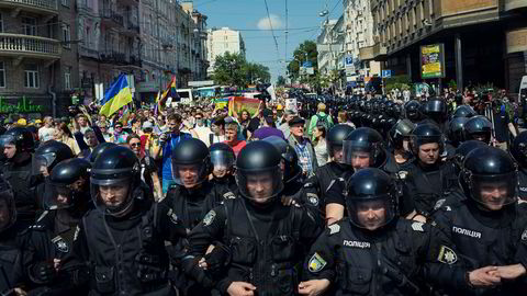 Pansret parade. Politiet anslår at 2500 mennesker gikk i Kyiv Pride 2017, mens aktivistene mener de var 4000. Opptoget var omringet av opprørspoliti, og t-banen ble holdt åpen eksklusivt for deltagerne. Likevel ble ti aktivister banket opp i etterkant av paraden.