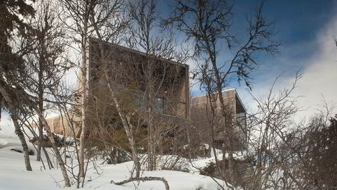 Stikker seg ut. Arkitektene i Lund Hagem er opptatt av å gjøre minst mulig inngrep i naturen. Hytta på Kvitfjell er plassert på stålsøyler og berører bare bakken få steder. Fra stuen og det ene soverommet er det utsikt mot Gudbrandsdalen og Skeikampen.