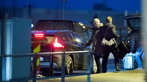 Møttes tirsdag. Dagen etter at DN hadde konfrontert Tetra Pak-topp Tom Bjøre og tidligere Tine-direktør Hårek Skotnes med reiseregningene, møttes de to emballasjetoppene. Her settes Bjøre av på Gardermoen etter å ha blitt kjørt til flyplassen i Skotnes' bil.