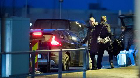 Møttes tirsdag. Dagen etter at DN hadde konfrontert Tetra Pak-topp Tom Bjøre og tidligere Tine-direktør Hårek Skotnes med reiseregningene, møttes de to emballasjetoppene. Her settes Bjøre av på Gardermoen etter å ha blitt kjørt til flyplassen i Skotnes' bil.