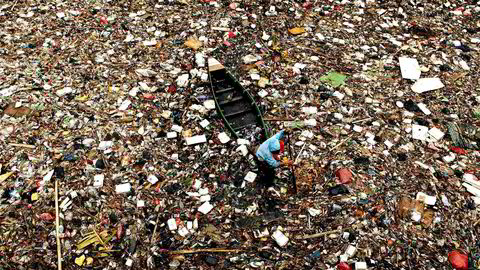 Plasthav. En mann samler plast for gjenvinning i en elv av søppel i nærheten av demningen i Pluit, Jakarta. Bildet er tatt i 2009.
