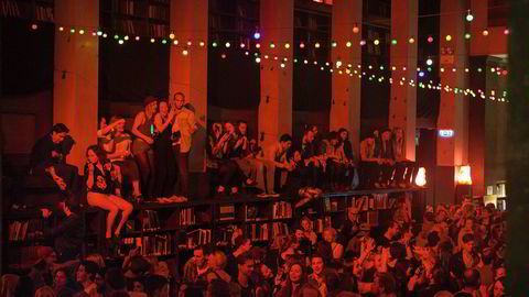 Fine hyller. Den staselige storsalen på Deichmanske biblioteks hovedavdeling i Oslo er som regel et sted man oppsøker for fred, ro og innsikt. Men i senere år har det også vært åsted for et par av Oslo sentrums villeste og morsomste fester, der det unge og åpne publikumet ikke er redde for å fylle dansegulvet og så klatre på hyllene allerede i ti-tiden på kvelden.
