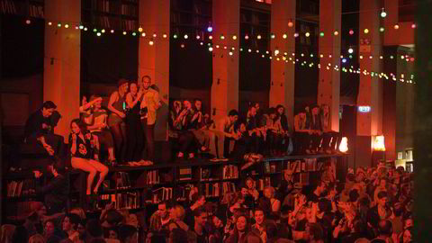 Fine hyller. Den staselige storsalen på Deichmanske biblioteks hovedavdeling i Oslo er som regel et sted man oppsøker for fred, ro og innsikt. Men i senere år har det også vært åsted for et par av Oslo sentrums villeste og morsomste fester, der det unge og åpne publikumet ikke er redde for å fylle dansegulvet og så klatre på hyllene allerede i ti-tiden på kvelden.