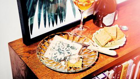 Nyt Bleu d'Auvergne på et stykke krydderbrød med Arbois Vin de Paille fra 2007