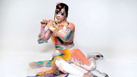 I drømmeland. Björk virker lett gjenkjennelig nyforelsket på sin nye plate.