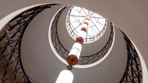 Lyset fra oven. Den mer enn 90 år gamle, originale lyslenken som stuper ned gjennom alle etasjene i spiraltrappen, har vært til kirurgisk overhaling.