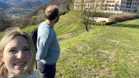 Sofie Marhaug og Mímir Kristjánsson forsøkte for ett år siden å oppsøke den norske rikmannen Kjell Inge Røkke i hans nye hjem i Sveits, men denne selfien viser hvor nært de kom.