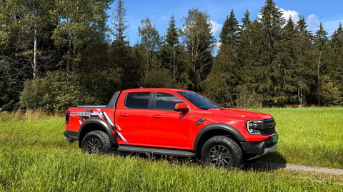 Ford Ranger Raptor er en av de tøffeste bilene du kan unne deg om du har behov for lasteplan og fremkommelighet.