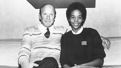 I 1983 signerte Whitney Houston sin første platekontrakt med Clive Davis fra Arista Records, et viktig omdreiningspunkt for Danyel Smiths bok «Shine Bright».