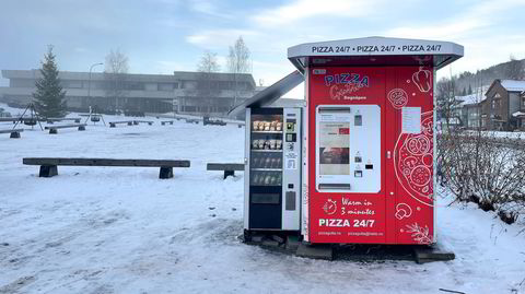 Automatmaten. Hov i Søndre Land (rådhuset i bakgrunnen) har fått døgnåpent serveringstilbud, automaten serverer tynnbunnet pizza på tre minutter.