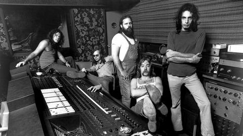 Da Steely Dan var et band, og ikke en duo: Jim Hodder (fra venstre), Walter Becker, Denny Dias, Jeff «Skunk» Baxter og Donald Fagen i 1973. Men ser du lydtekniker Roger Nichols?