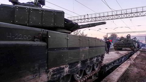 Bildene fra det russiske forsvarsdepartementet skal være fra tirsdag, og vise russiske tanks som forlater Hviterussland etter øvelser nær grensen til Ukraina.