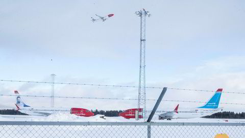 Alle Norwegians fly av typen Boeing 737 Max (bildet) står fortsatt på bakken, og det vil antagelig fortsette inn i sommersesongen og føre til ny ekstraregning for leie av reservefly. Her fra Oslo lufthavn.