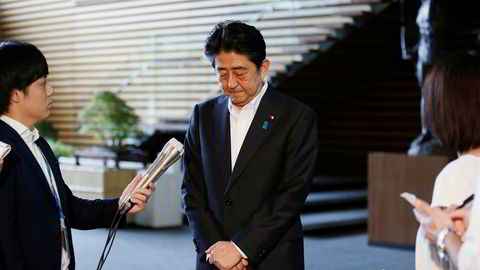 Japans statsminister Shinzo Abe har lav oppslutning på meningsmålingene. På fredag gikk forsvarsministeren av. Det kan komme nye utskiftinger i regjeringen neste uke.
