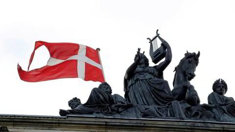 Stadig flere privatkunder og selskaper i Danmark må betale for å ha penger i banekn.