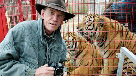 Den amerikanske tv-produsenten Rick Kirkham bodde i et år i den Netflix-aktuelle tigerparken Greater Wynnewood Exotic Animal Park i Oklahoma. Eieren av parken, Joe Maldonado-Passage, kjent som «Joe Exotic», ble i 2018 dømt til 22 år i fengsel for å ha hyret en leiemorder til å drepe en dyrevernsaktivist.