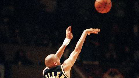 Varme hender. Indiana Pacers-spiller Reggie Miller senker et trepoengsskudd i sluttsekundene i Madison Square Garden i 1995, og myten om «the hot hand» lever videre i basketsporten.