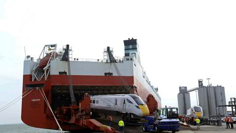 Et tog lastes av et skip driftet av Wallenius Wilhelmsen i Southampton i Storbritannia.