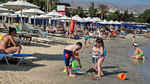 Grand Beach i Lagonisa er langt fra full av greske gjester. Stranden er privat og ikke alle tar seg råd til å leie en solseng og svømme fra marinaen.