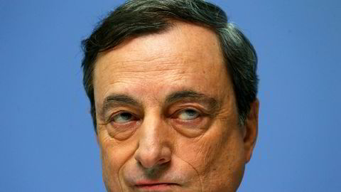 På det forrige rentemøtet kom sentralbanksjef Mario Draghi med beskjeden om at verdipapirkjøpene skal trappes ned i september og avsluttes ved nyttår.