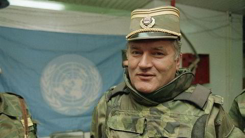 Tidligere general og hærsjef i Bosnia og Serbia, Ratko Mladic, får sin dom onsdag. Bildet viser Mladic i uniform i 1993 ved et FN-flagg på flyplassen i Sarajevo.