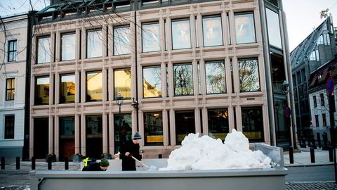 Det var lite snø i gatene rundt Bankplassen i desember 2017. Men en container med snø sikret de rette omgivelsene til julegløggen for de ansatte i Norges Bank.