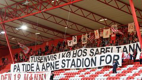 Savnet av publikum markeres på tribunene før eliteseriekampen i fotball mellom Brann og Kristiansund på Brann Stadion 25. juli.