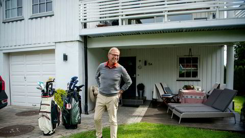 Morten Østby-Deglum (66) handler mye på nett. – Alt jeg har på meg i dag er kjøpt på nett, forteller Østby-Deglum som poserer hjemme i hagen på Blommenholm i Bærum.