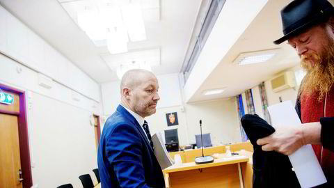 Advokat Andreas S. Christensen (t.v.) er bostyrer i Norwegian Wood-konkursen. Her sammen med styreleder Per Karsten Ims i Norwegian Wood Company under skiftesamlingen i Asker og Bærum tingrett torsdag.