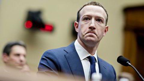 Facebook står overfor den største boikotten fra plattformens annonsører hittil. Her er grunnleggeren Mark Zuckerberg fotografert i forbindelse med en høring i Senatet, der Facebook-sjefen ble spurt ut om plattformens rolle i å påvirke det amerikanske presidentvalget.