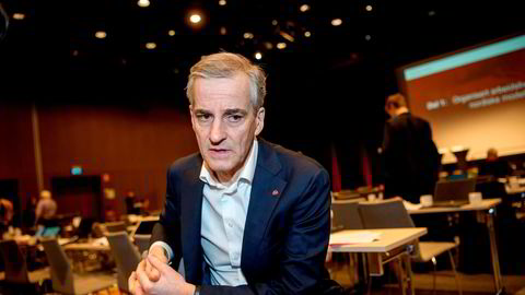 Arbeiderpartileder Jonas Gahr Støre er bekymret for norsk industri, etter at et hundretall Ap-ordførere og LO forlanger at Norge skal si nei til medlemskap i EUs energibyrå Acer.