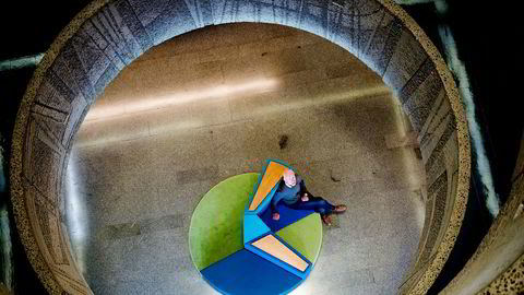 NVE-sjef Per Sanderud i den skovlhjulformede sofaen i det vernede NVE-bygget ved Frognerparken. Trappegangen er formet som en vanntunnel mot en turbin.