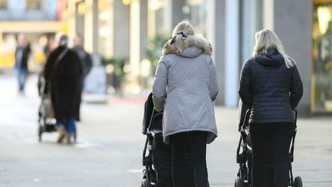 Mødre med barnevogn på tur i Torggata. Barnevogn Barn Mammaperm Foreldre