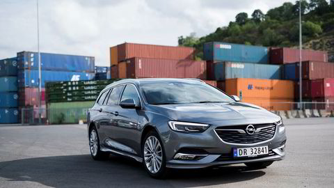 En lavere, mer dynamisk grill bidrar til et mer moderne og sprekt ansikt på den nye Opel Insignia.