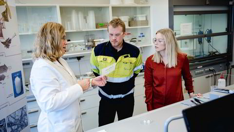 Marius André Nilsen (30) er en av de Borregaard-ansatte som har fått nye oppgaver. Her med trainee Hanne Andreassen (til høyre) og Kristin Weel Sundby, som er gruppeleder for selskapets Exilva-forskning, som blant annet skal gjøre det mulig å erstatte løsemiddelbaserte systemer med vannbaserte systemer.