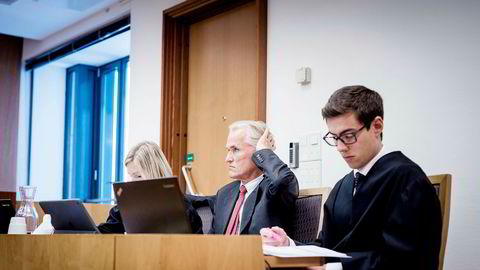 Fra venstre advokat Christel Søreide, styreleder i Lorentzen og Stemoco, Gunnar Rydning, og Eirik Skoglund Knudsen i retten onsdag. Foto: