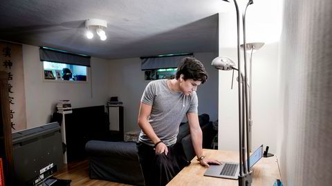 Enrique Araujo Daling (18) har to bærbare datamaskiner ute til salgs på Finn, men bruker også kjøp og salg-grupper på Facebook. Han ser flere fordeler ved Facebooks nye markedsplattform. – Alle har Facebook. Man er oftere innom og får enklere varsel om nye meldinger, sier han.
